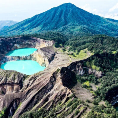 Gunung Kelimutu
