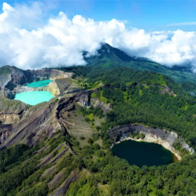 Gunung Kelimutu